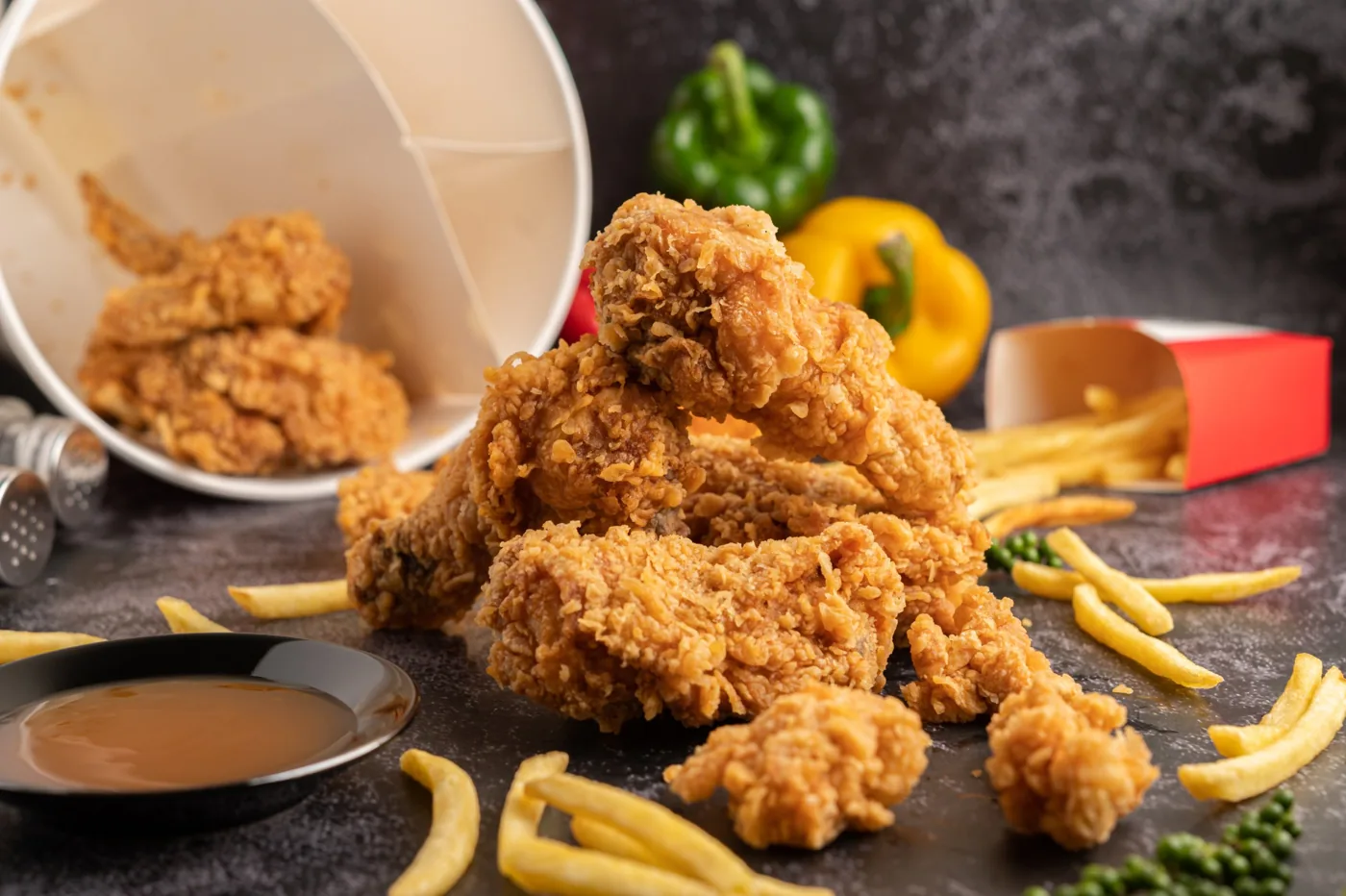 Presas de pollo frito con papas y salsa